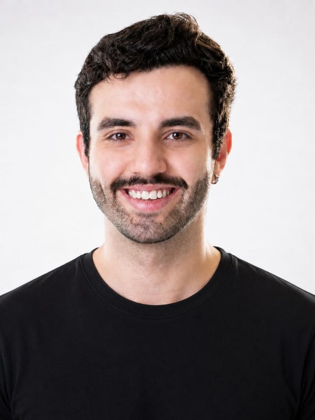 Jesús Martínez, anfitrión de Otra Conversación, en la mesa del podcast